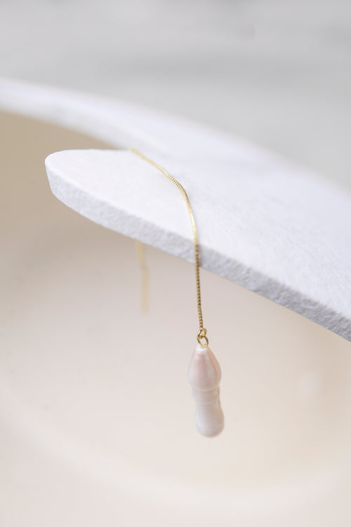 Boucle d'oreille perle en fil d'or - Corail Blanc