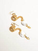 Boucles d'oreilles Serpent Courtesan - Corail Blanc