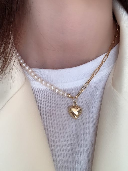 Collier de perles asymétriques Love - Corail Blanc