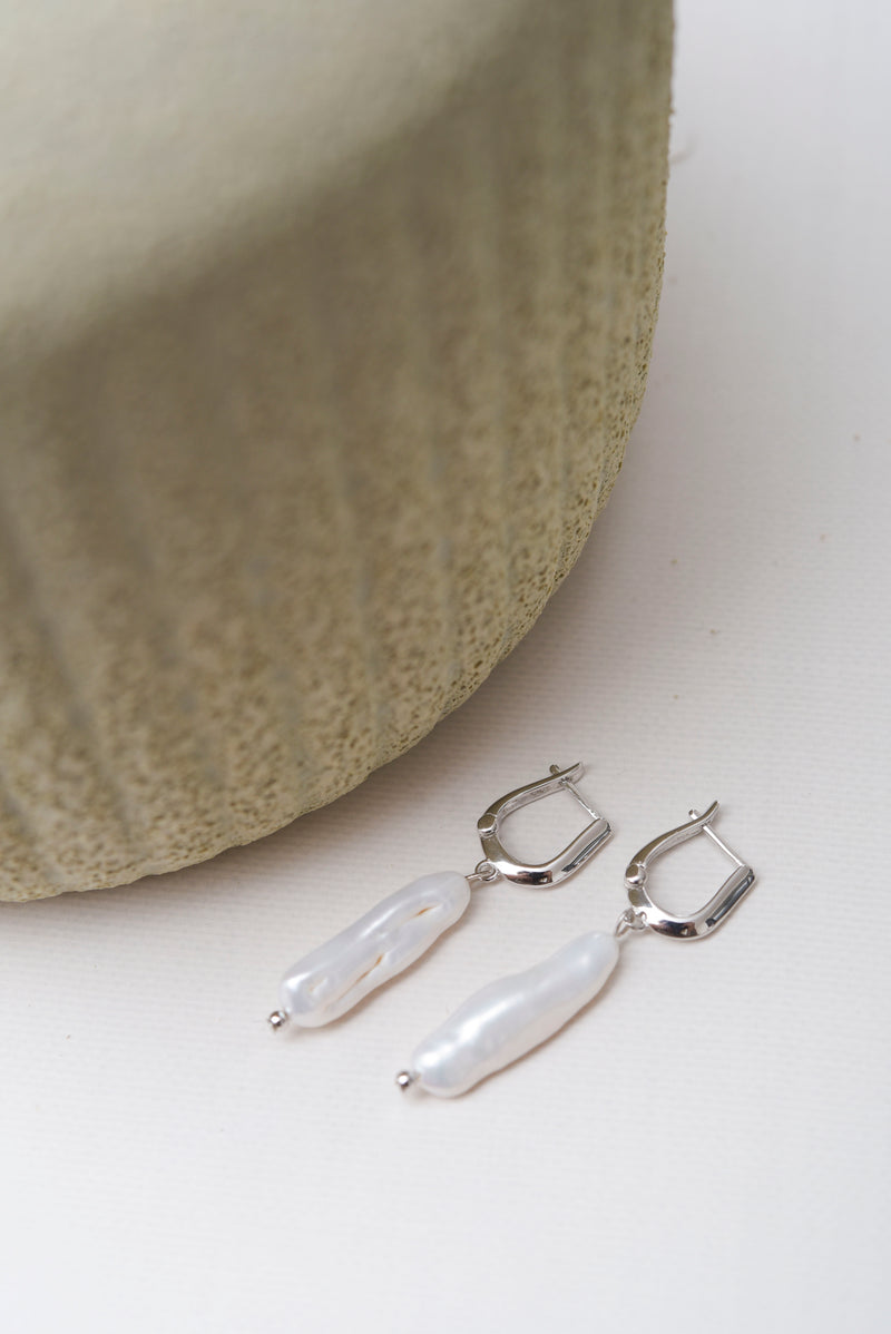 Pearl Pendant Hoops in Silver - Corail Blanc