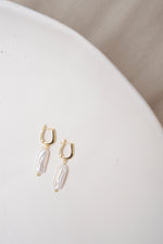 Pearl Pendant Hoops in Gold - Corail Blanc