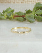 Solid Gold Textured Dainty Band - Corail Blanc