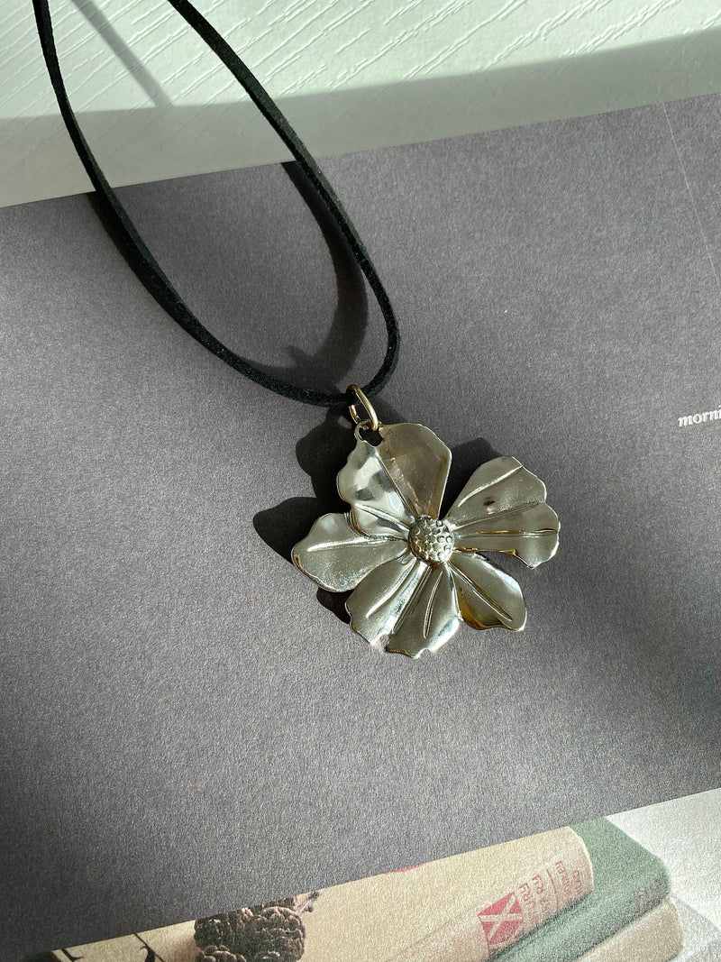 Flower Choker Necklace in Silver - Corail Blanc