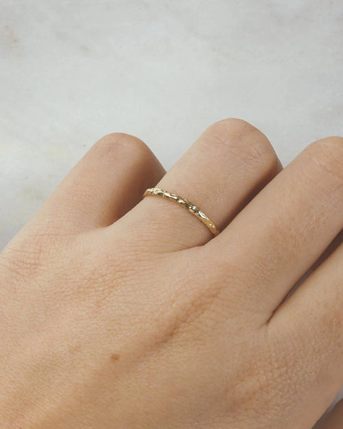 Solid Gold Textured Dainty Band - Corail Blanc