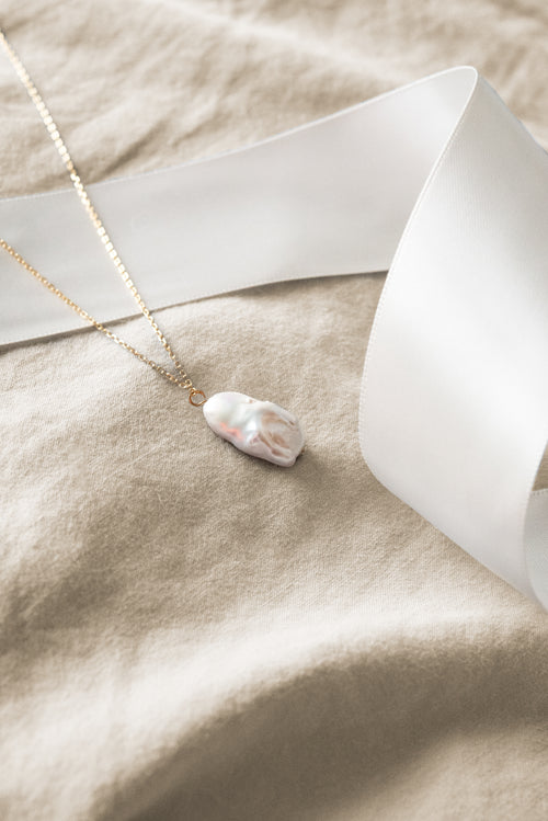 Pearl Drop Necklace in Gold - Corail Blanc